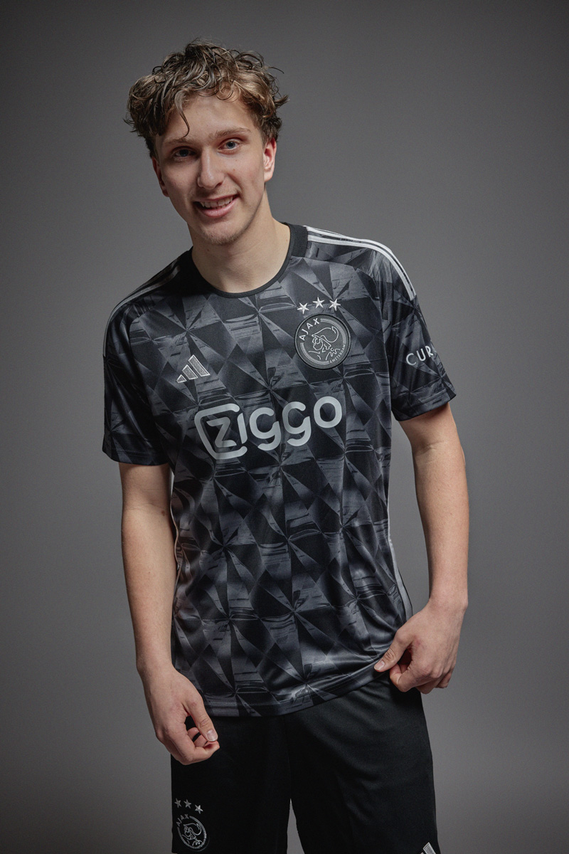 AFC Ajax nieuw seizoen tweede voetbalshirts